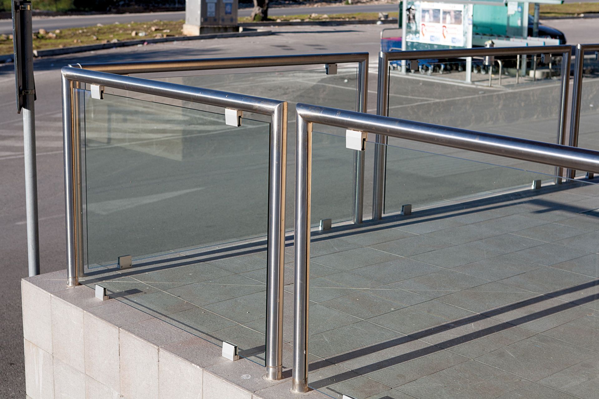 Realizzazione ringhiera con profili in acciaio inox e vetro ... Vetri per ringhiere balconi