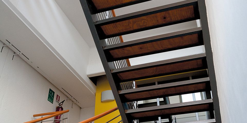 Scala in acciaio per interni vista da sotto